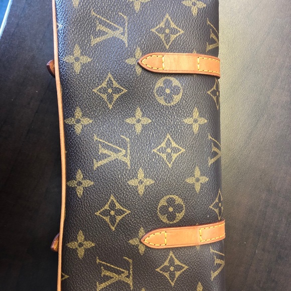 Louie Vuitton clutch - Picture 2 of 8